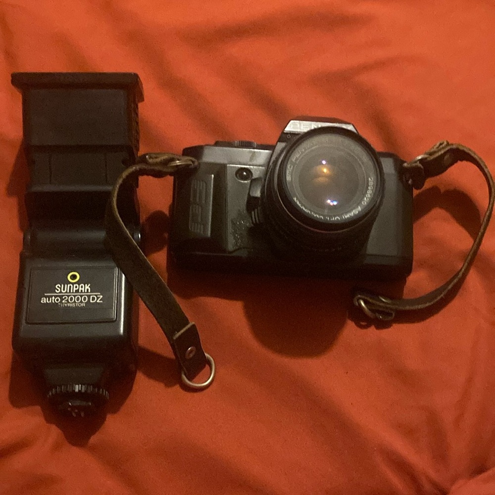 Auto 2000 DZ Flash with Black Camera